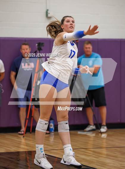 Thumbnail 1 in Village Christian vs. Los Alamitos (Durango Fall Classic) photogallery.