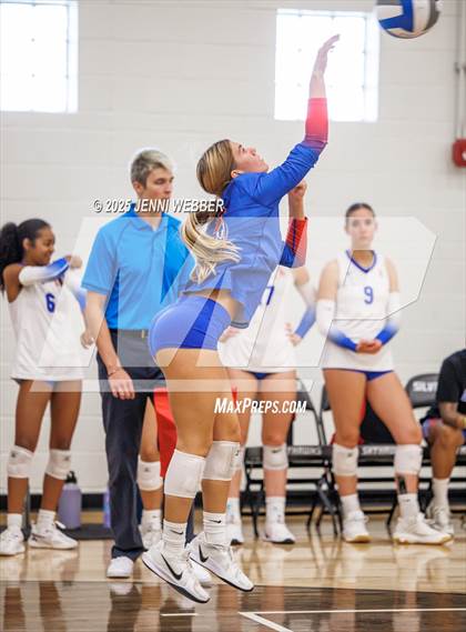 Thumbnail 3 in Village Christian vs. Los Alamitos (Durango Fall Classic) photogallery.