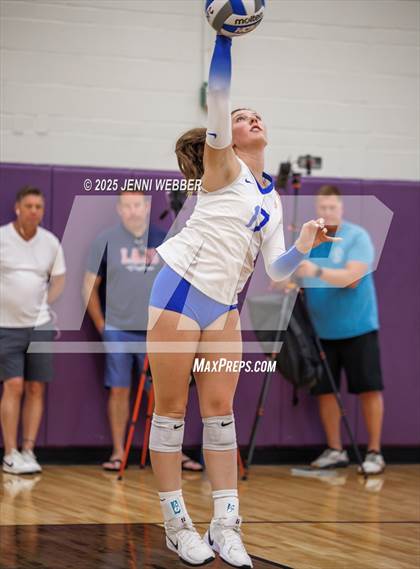 Thumbnail 3 in Village Christian vs. Los Alamitos (Durango Fall Classic) photogallery.