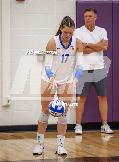 Thumbnail 3 in Village Christian vs. Los Alamitos (Durango Fall Classic) photogallery.