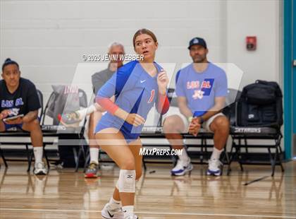 Thumbnail 3 in Village Christian vs. Los Alamitos (Durango Fall Classic) photogallery.