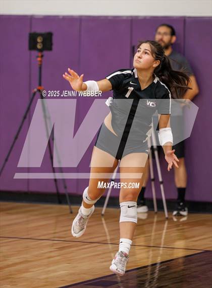 Thumbnail 2 in Village Christian vs. Los Alamitos (Durango Fall Classic) photogallery.
