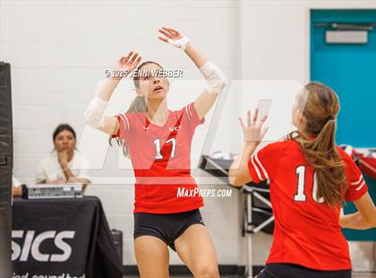 Thumbnail 2 in Village Christian vs. Los Alamitos (Durango Fall Classic) photogallery.