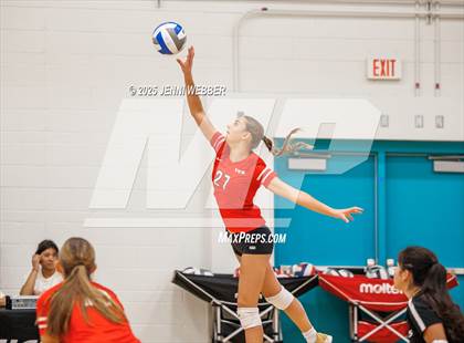 Thumbnail 2 in Village Christian vs. Los Alamitos (Durango Fall Classic) photogallery.