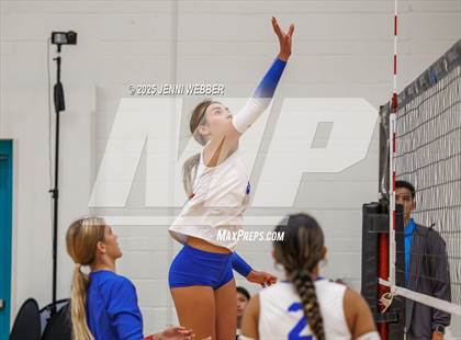 Thumbnail 3 in Village Christian vs. Los Alamitos (Durango Fall Classic) photogallery.