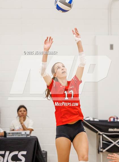 Thumbnail 1 in Village Christian vs. Los Alamitos (Durango Fall Classic) photogallery.