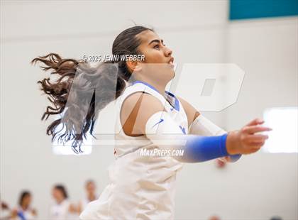 Thumbnail 2 in Village Christian vs. Los Alamitos (Durango Fall Classic) photogallery.
