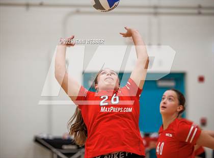 Thumbnail 3 in Village Christian vs. Los Alamitos (Durango Fall Classic) photogallery.