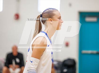 Thumbnail 3 in Village Christian vs. Los Alamitos (Durango Fall Classic) photogallery.