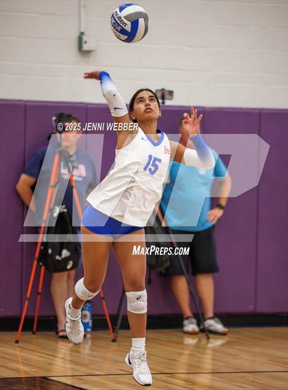 Thumbnail 2 in Village Christian vs. Los Alamitos (Durango Fall Classic) photogallery.