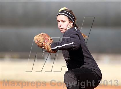 Thumbnail 2 in Van vs Royse City (Forney-North Forney Invitational) photogallery.