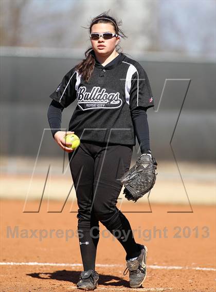 Thumbnail 2 in Van vs Royse City (Forney-North Forney Invitational) photogallery.