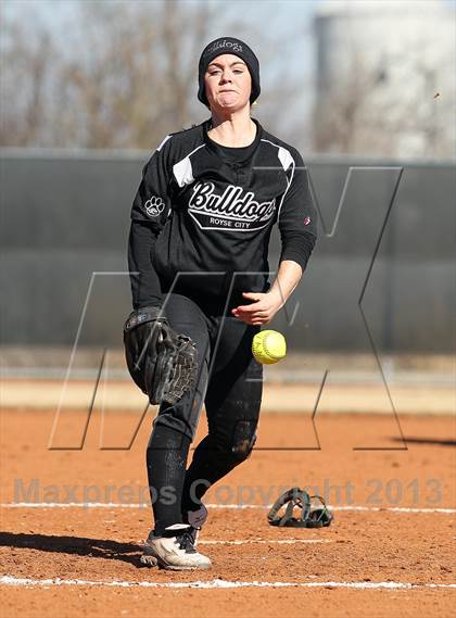 Thumbnail 2 in Van vs Royse City (Forney-North Forney Invitational) photogallery.