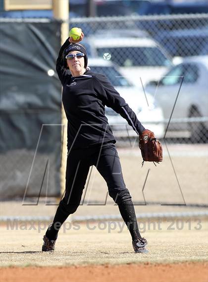 Thumbnail 1 in Van vs Royse City (Forney-North Forney Invitational) photogallery.