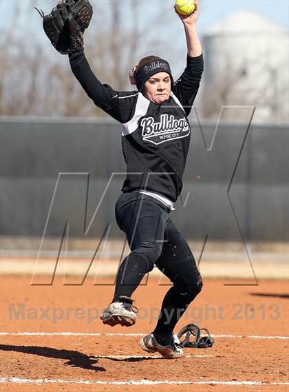 Thumbnail 1 in Van vs Royse City (Forney-North Forney Invitational) photogallery.