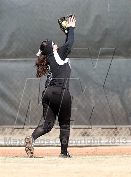 Thumbnail 2 in Van vs Royse City (Forney-North Forney Invitational) photogallery.