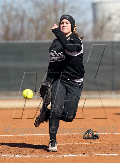 Thumbnail 3 in Van vs Royse City (Forney-North Forney Invitational) photogallery.