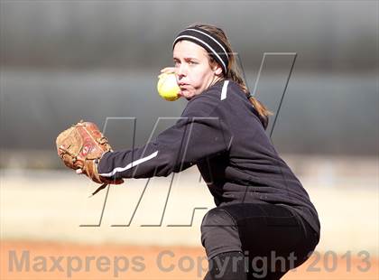 Thumbnail 1 in Van vs Royse City (Forney-North Forney Invitational) photogallery.