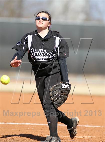 Thumbnail 1 in Van vs Royse City (Forney-North Forney Invitational) photogallery.