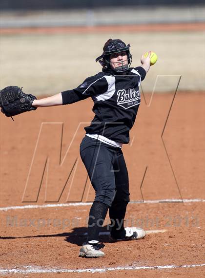 Thumbnail 2 in Van vs Royse City (Forney-North Forney Invitational) photogallery.