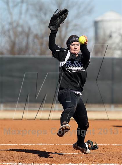 Thumbnail 2 in Van vs Royse City (Forney-North Forney Invitational) photogallery.