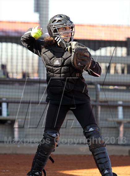 Thumbnail 1 in Van vs Royse City (Forney-North Forney Invitational) photogallery.
