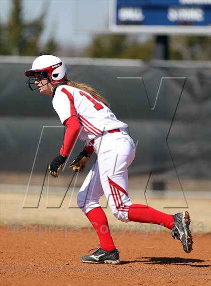 Thumbnail 2 in Van vs Royse City (Forney-North Forney Invitational) photogallery.