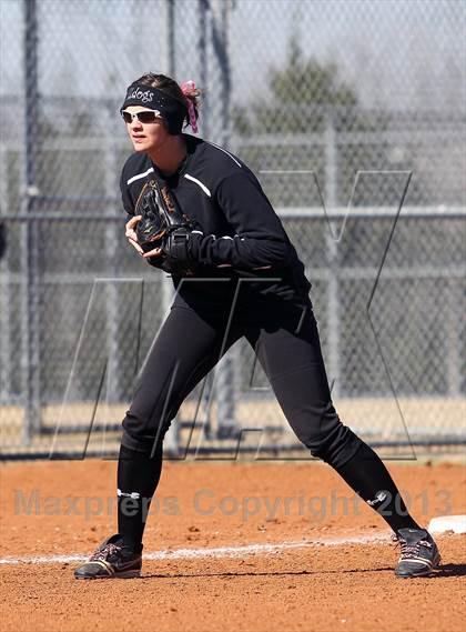 Thumbnail 2 in Van vs Royse City (Forney-North Forney Invitational) photogallery.