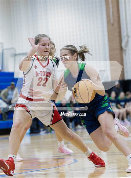 Thumbnail 2 in Peoria Notre Dame vs Alton (Illinois Classic) photogallery.