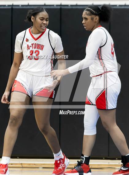 Thumbnail 2 in Peoria Notre Dame vs Alton (Illinois Classic) photogallery.