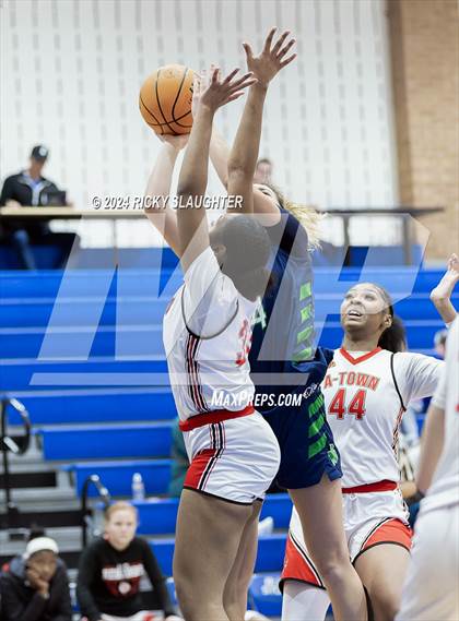 Thumbnail 2 in Peoria Notre Dame vs Alton (Illinois Classic) photogallery.