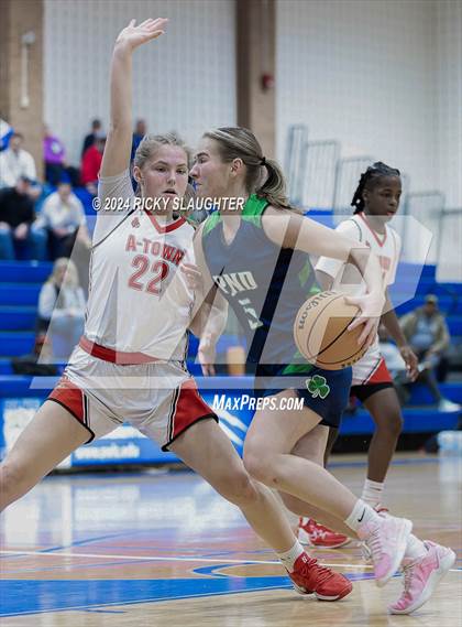 Thumbnail 3 in Peoria Notre Dame vs Alton (Illinois Classic) photogallery.