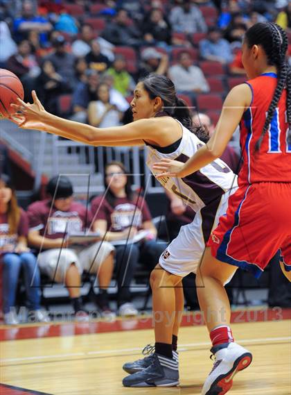 Thumbnail 2 in Holbrook vs. Winslow (AIA D3 Semifinals) photogallery.