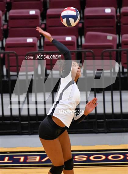 Thumbnail 2 in MacArthur [Douglas] vs Churchill (Blossom Athletic Center) photogallery.