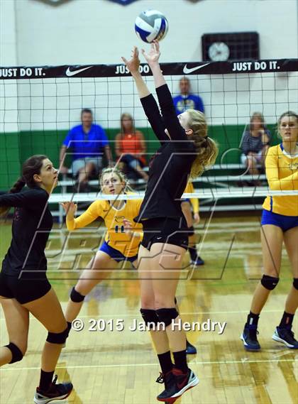 Thumbnail 2 in Flintridge Sacred Heart vs. Clovis (Durango Fall Classic) photogallery.