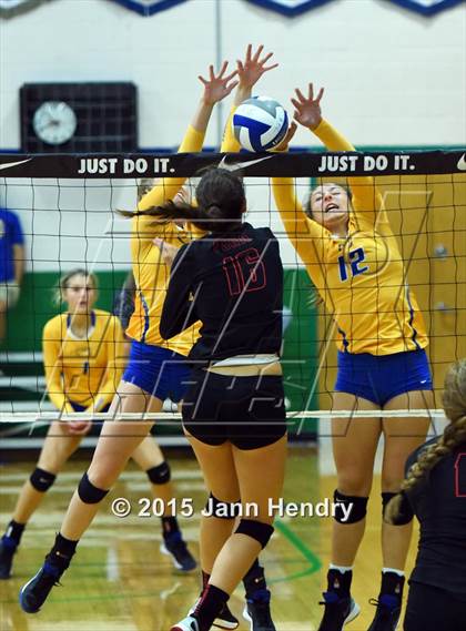 Thumbnail 3 in Flintridge Sacred Heart vs. Clovis (Durango Fall Classic) photogallery.