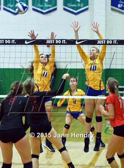 Thumbnail 3 in Flintridge Sacred Heart vs. Clovis (Durango Fall Classic) photogallery.