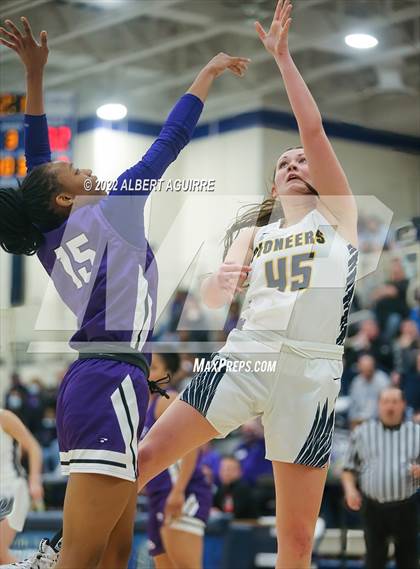 Thumbnail 2 in Ben Davis vs. Mooresville (IHSAA 4A Regional Final) photogallery.