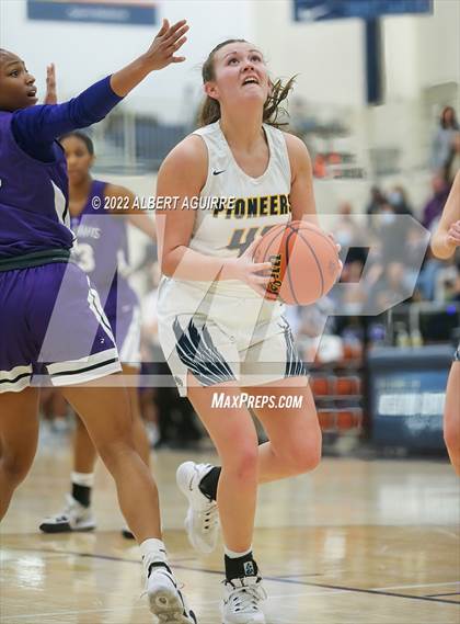 Thumbnail 1 in Ben Davis vs. Mooresville (IHSAA 4A Regional Final) photogallery.