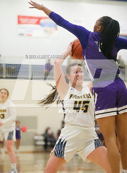 Thumbnail 2 in Ben Davis vs. Mooresville (IHSAA 4A Regional Final) photogallery.