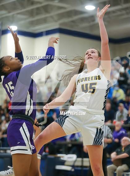 Thumbnail 3 in Ben Davis vs. Mooresville (IHSAA 4A Regional Final) photogallery.