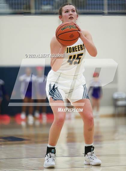 Thumbnail 1 in Ben Davis vs. Mooresville (IHSAA 4A Regional Final) photogallery.