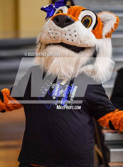 Thumbnail 2 in Jefferson vs. Daingerfield (UIL 3A Region 2 Bi-District Playoff) photogallery.