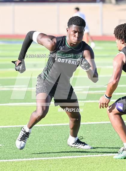 Thumbnail 3 in Greenway vs. Cesar Chavez (O'Connor 7 on 7 -  Saturday Night Lights) photogallery.