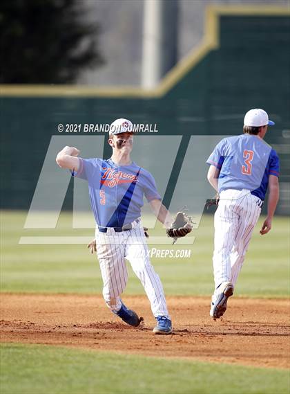 Thumbnail 3 in Chilton County vs Jemison (Chilton County Tournament) photogallery.