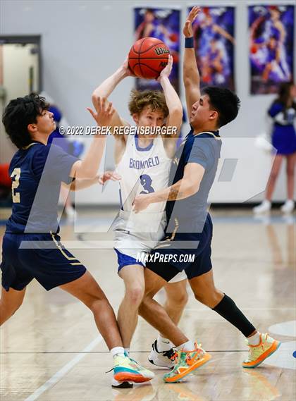 Thumbnail 1 in Mullen vs Broomfield (CHSAA 5A Playoffs Round 1) photogallery.