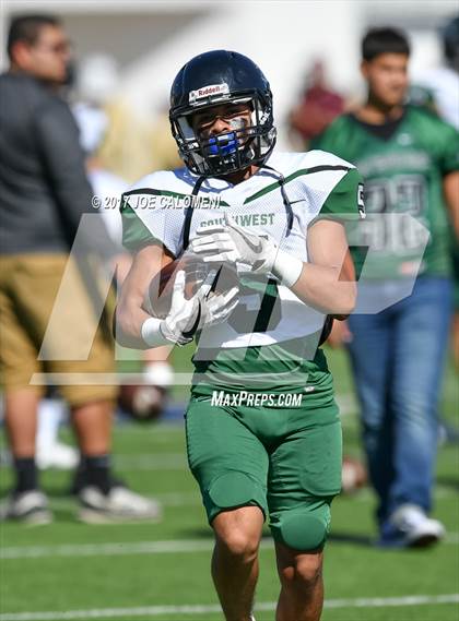 Thumbnail 3 in Los Fresnos vs Southwest (Class 6A Div I Second round) photogallery.