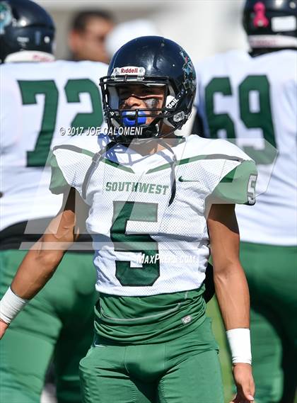 Thumbnail 3 in Los Fresnos vs Southwest (Class 6A Div I Second round) photogallery.