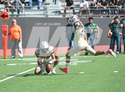Thumbnail 2 in Los Fresnos vs Southwest (Class 6A Div I Second round) photogallery.