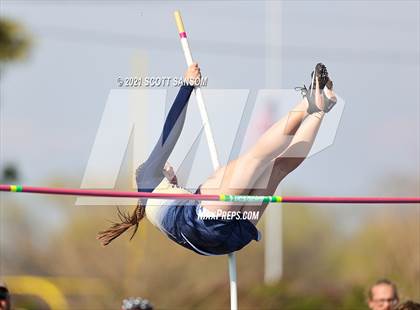 Thumbnail 2 in Phillipsburg Invitational Track Meet photogallery.